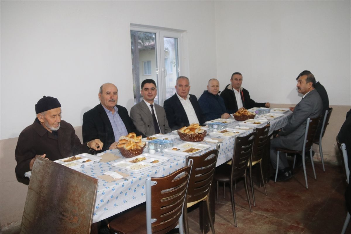 Taşova Belediye Başkanı Özalp Devre köyünde vatandaşlarla iftar yaptı