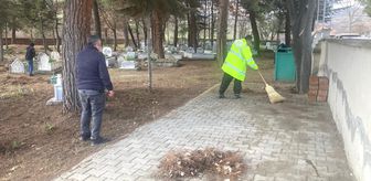 Taşova Belediyesinden mezarlık temizliği