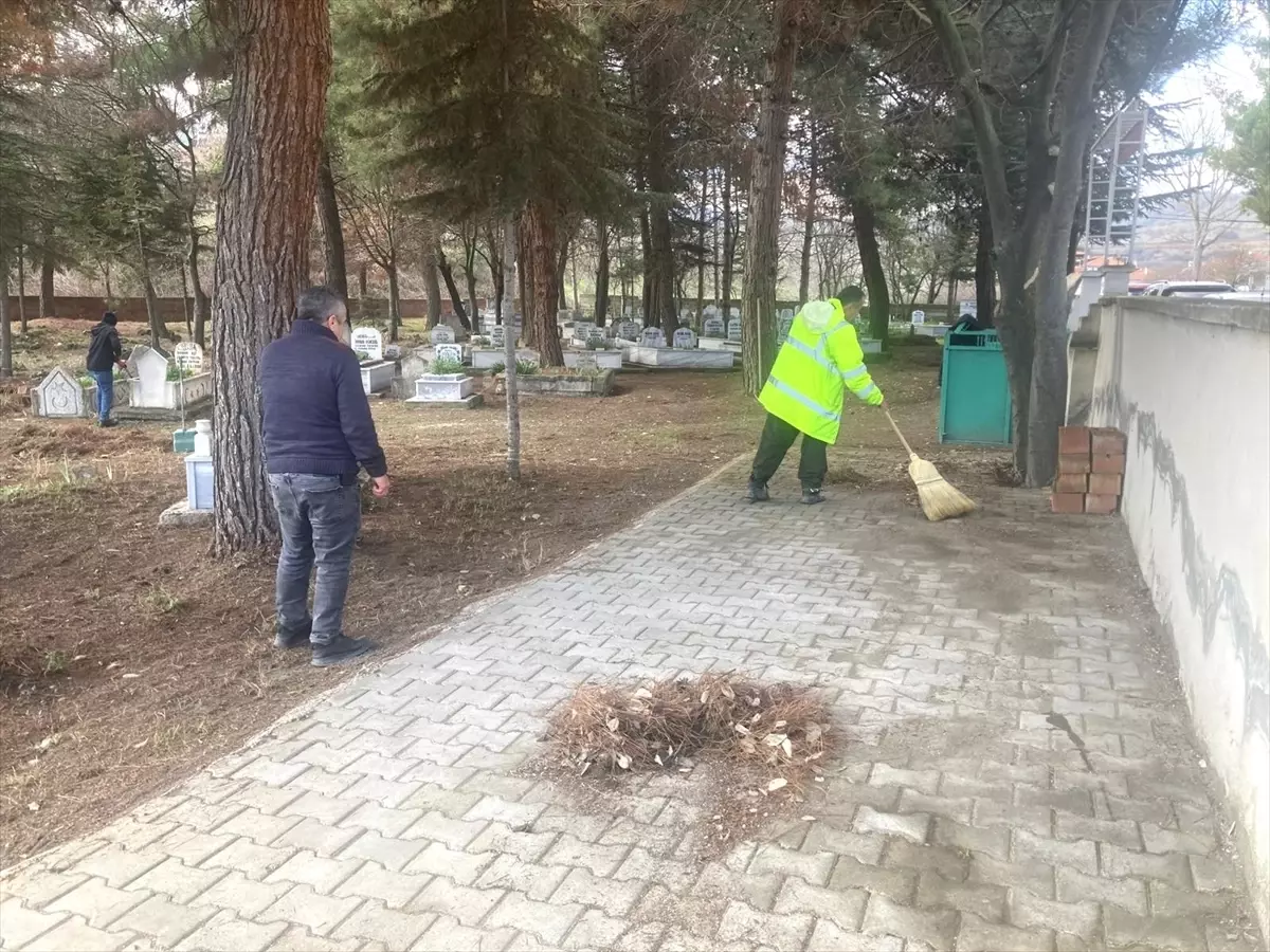 Taşova Belediyesinden mezarlık temizliği