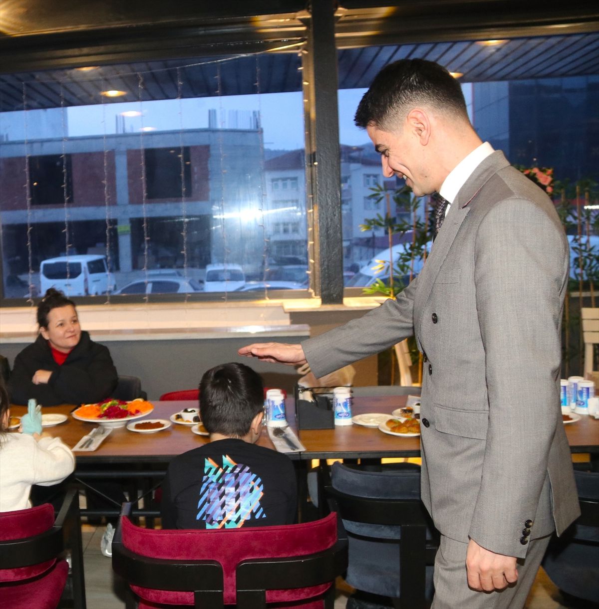 Taşova Kaymakamı Kartal, çocuklarla iftar yaptı
