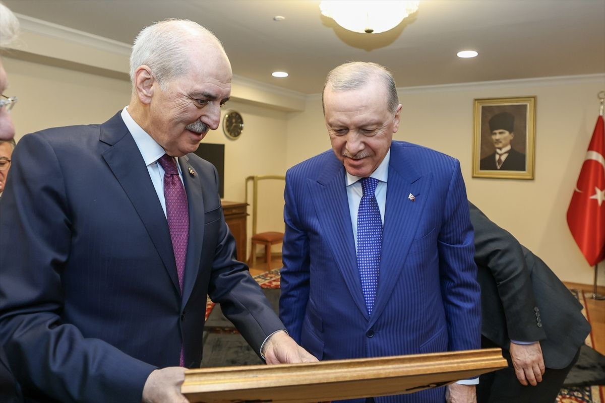 TBMM Başkanı Kurtulmuş, Cumhurbaşkanı Erdoğan'a, Sırrı Süreyya Önder'le çekilen bir fotoğrafını takdim etti
