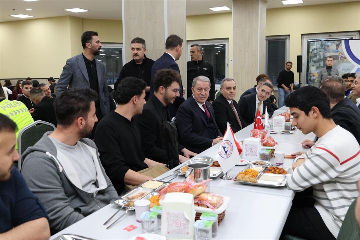 TBMM Milli Savunma Komisyonu Başkanı Akar öğrencilerle iftarda buluştu