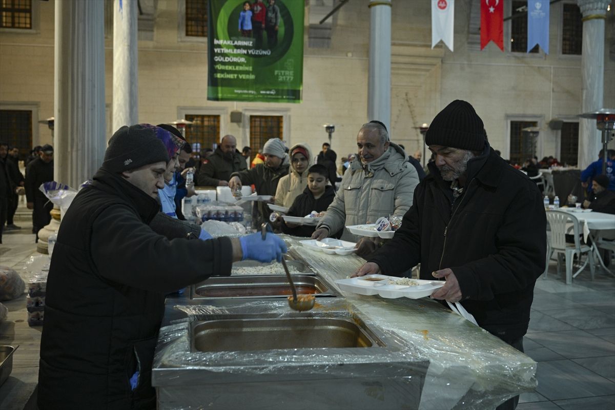 TDV, Kocatepe Camisi'nde yaklaşık 2 bin kişilik iftar sofrası kuruyor