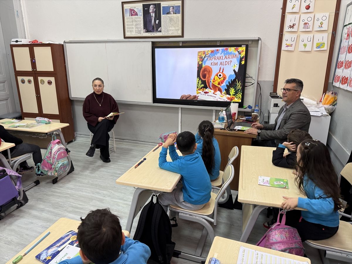 Tekirdağ'da her gün bir veli öğrencilere kitap okuyor