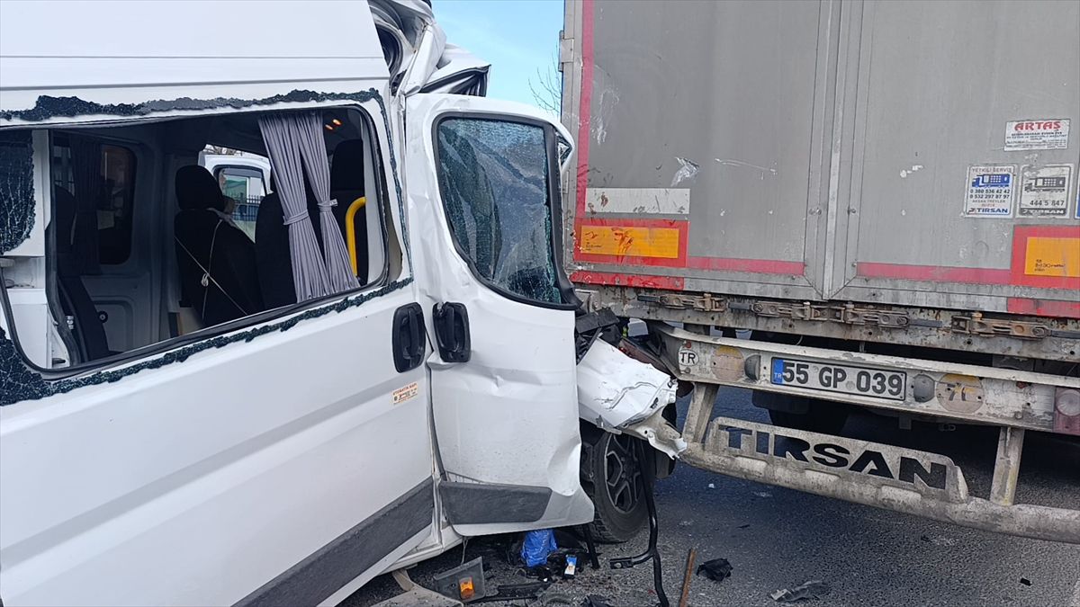 Tekirdağ'da işçi servisi ile tırın çarpıştığı kazada 3 kişi yaralandı