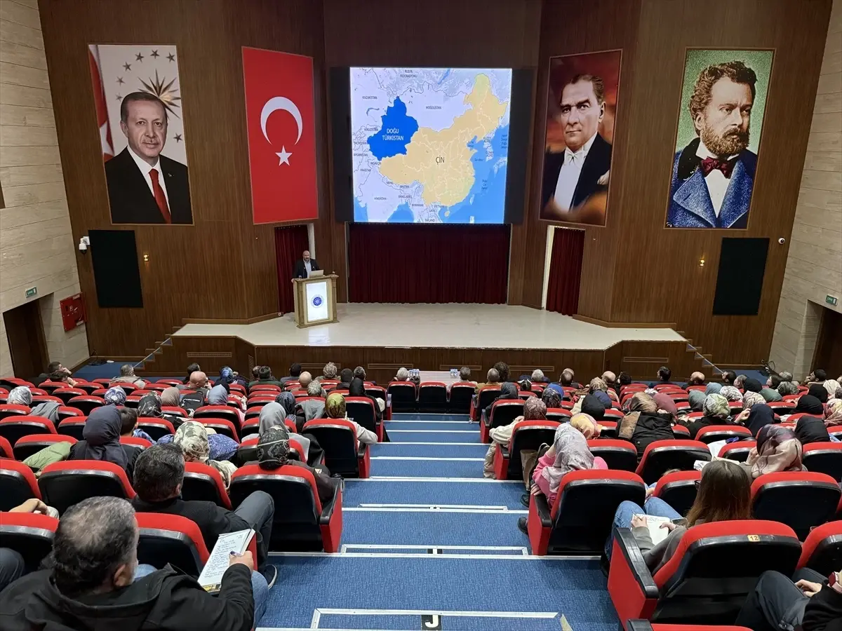 Tekirdağ'da "Kayıp Coğrafyanın İzinde Doğu Türkistan" konulu konferans düzenlendi