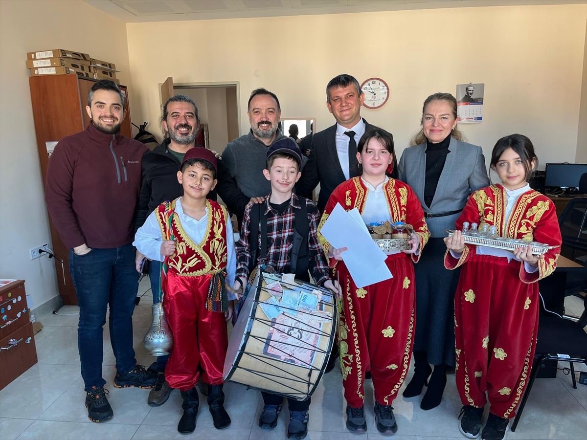Tekirdağ'da öğrenciler davul çalıp mani okudu