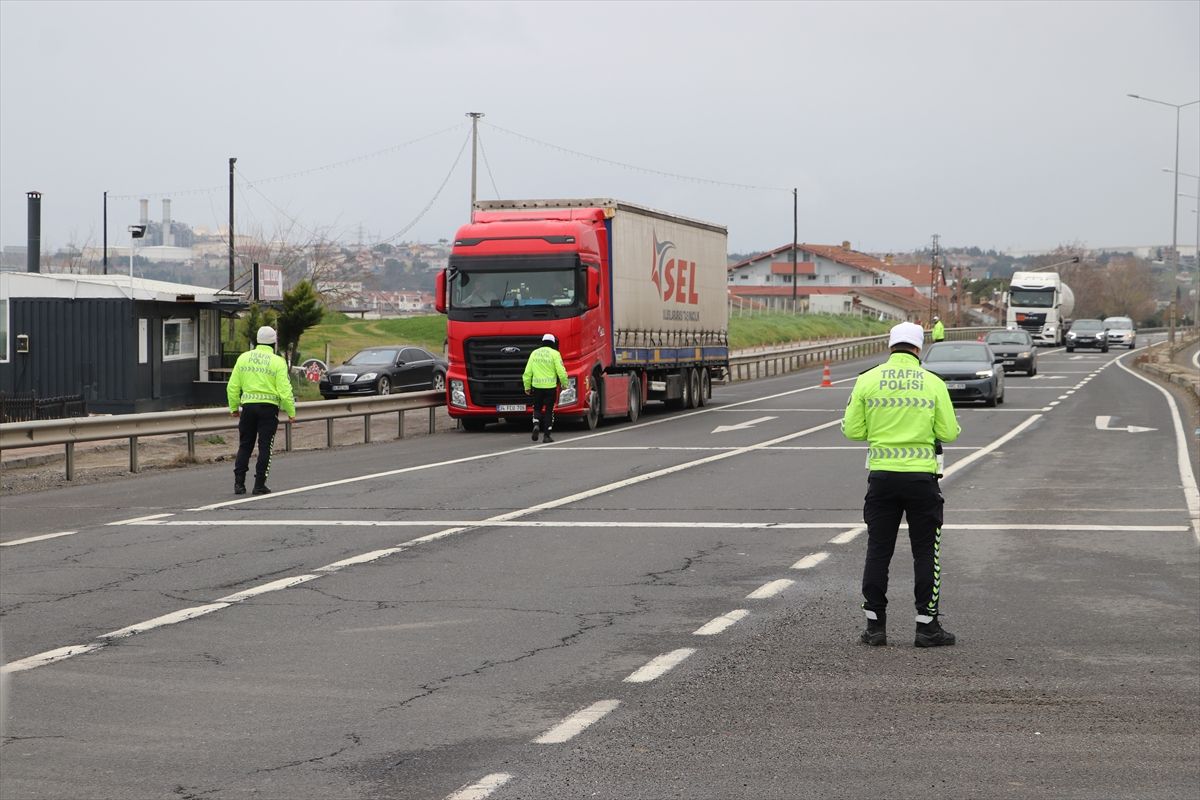 Tekirdağ'dan İstanbul yönüne ağır tonajlı araçların geçişine izin verilmiyor