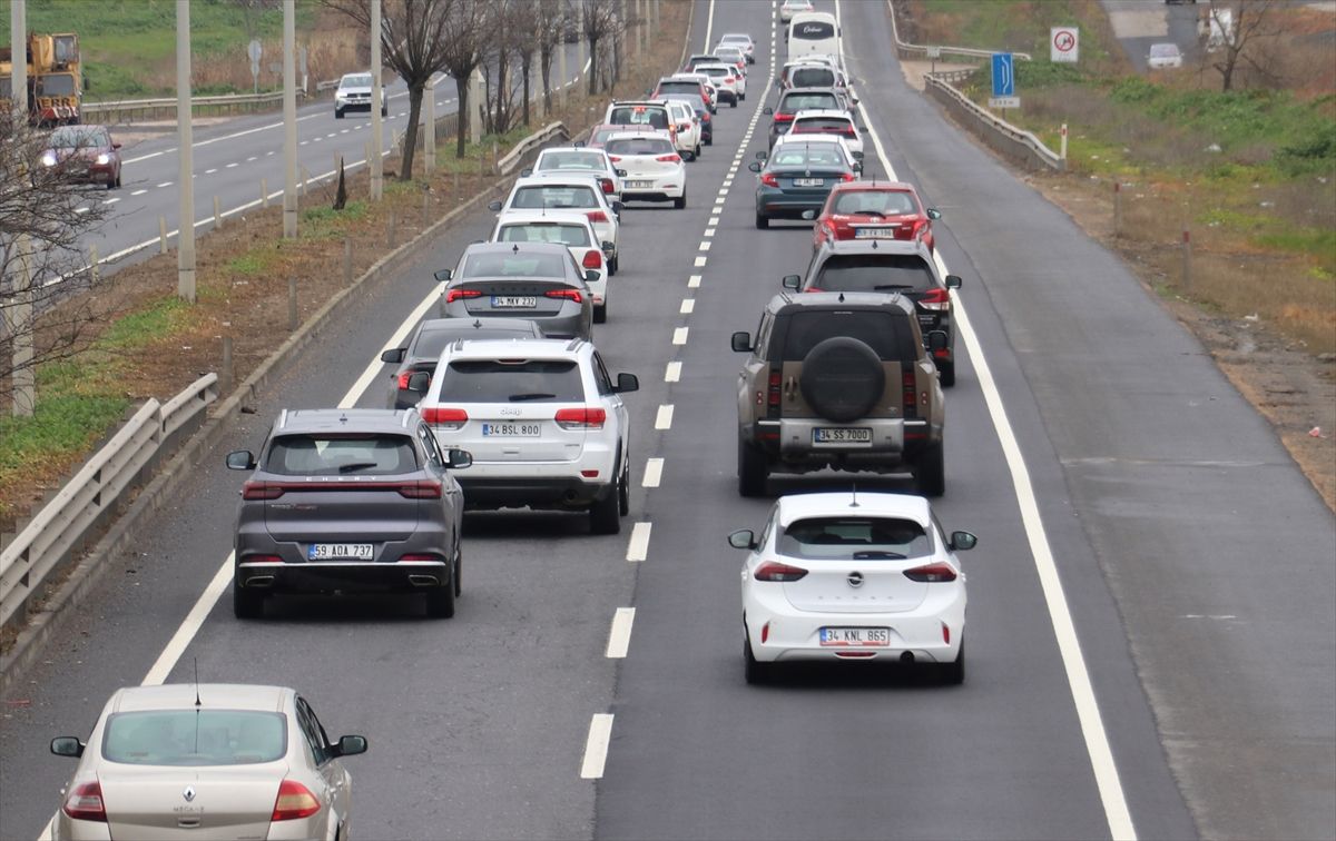 Tekirdağ-İstanbul kara yolunda bayram tatilinden dönüş yoğunluğu oluştu