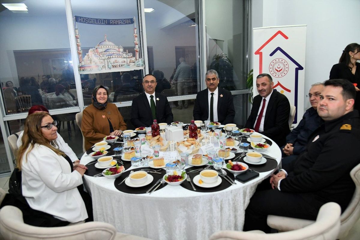 Tekirdağ Valisi Soytürk, koruyucu aileler ve çocuklarla iftar yaptı