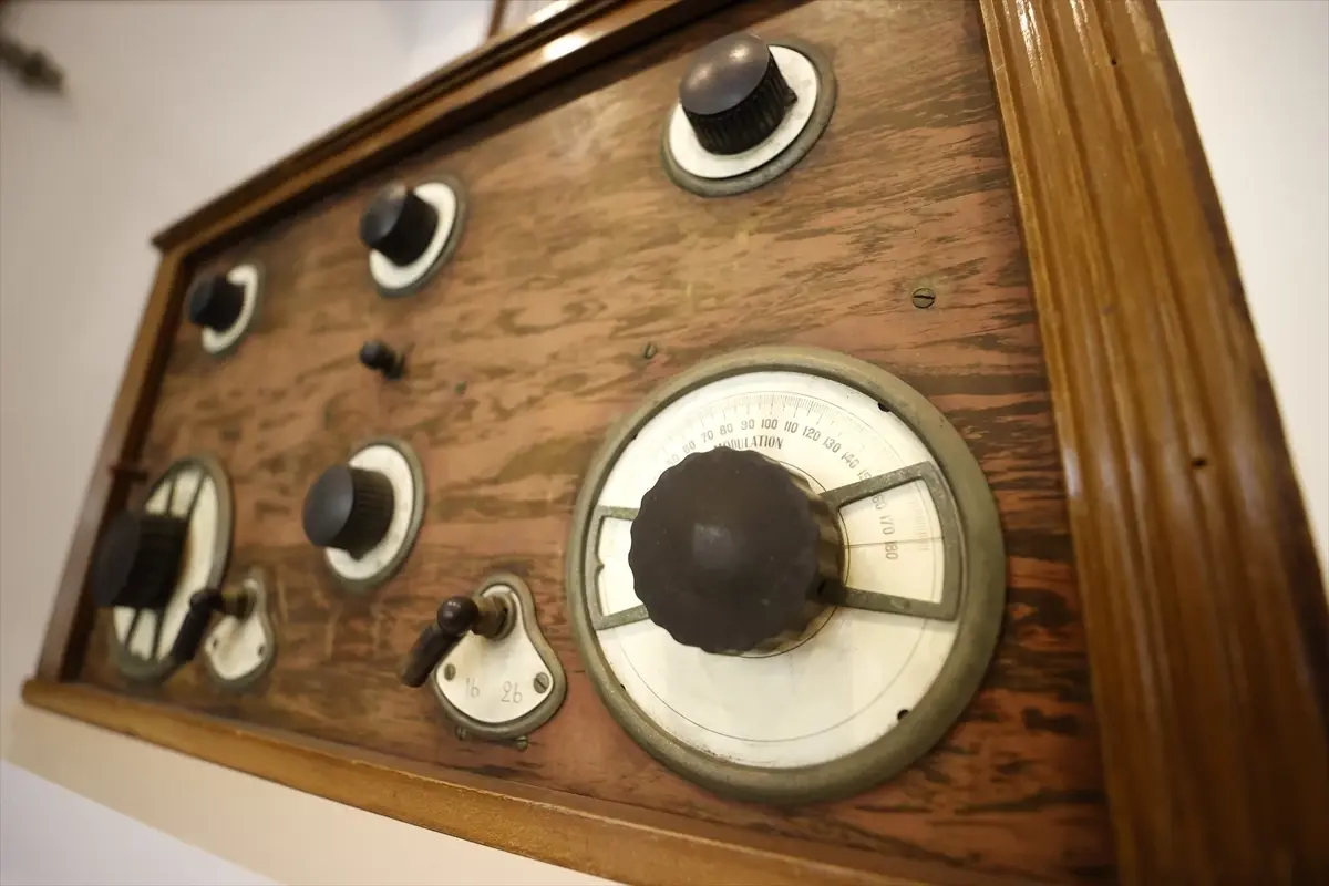 Telgraftan dönüştürülen 106 yıllık radyo ziyaretçileri geçmişe götürüyor