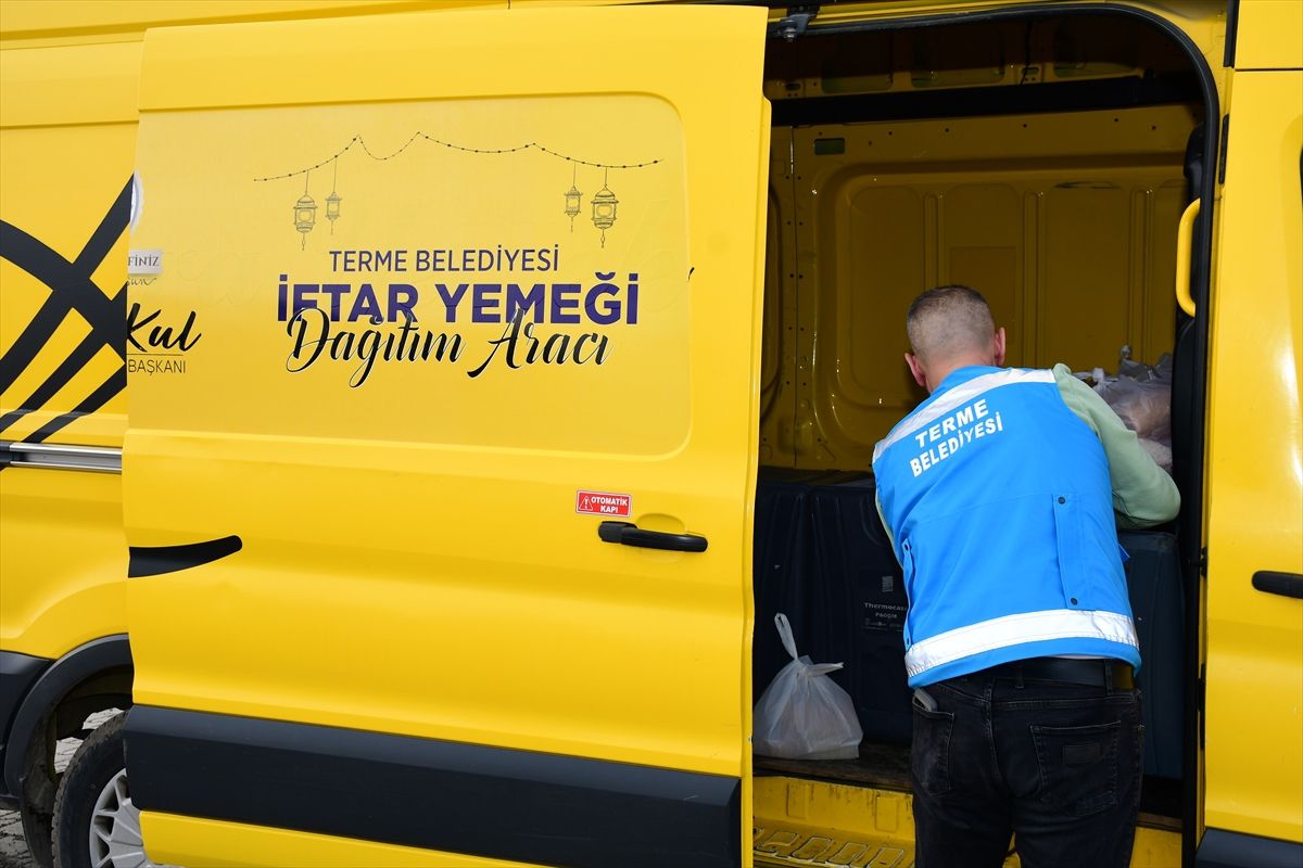 Terme Belediyesi ramazan ayında ihtiyaç sahiplerine sıcak yemek ulaştırıyor