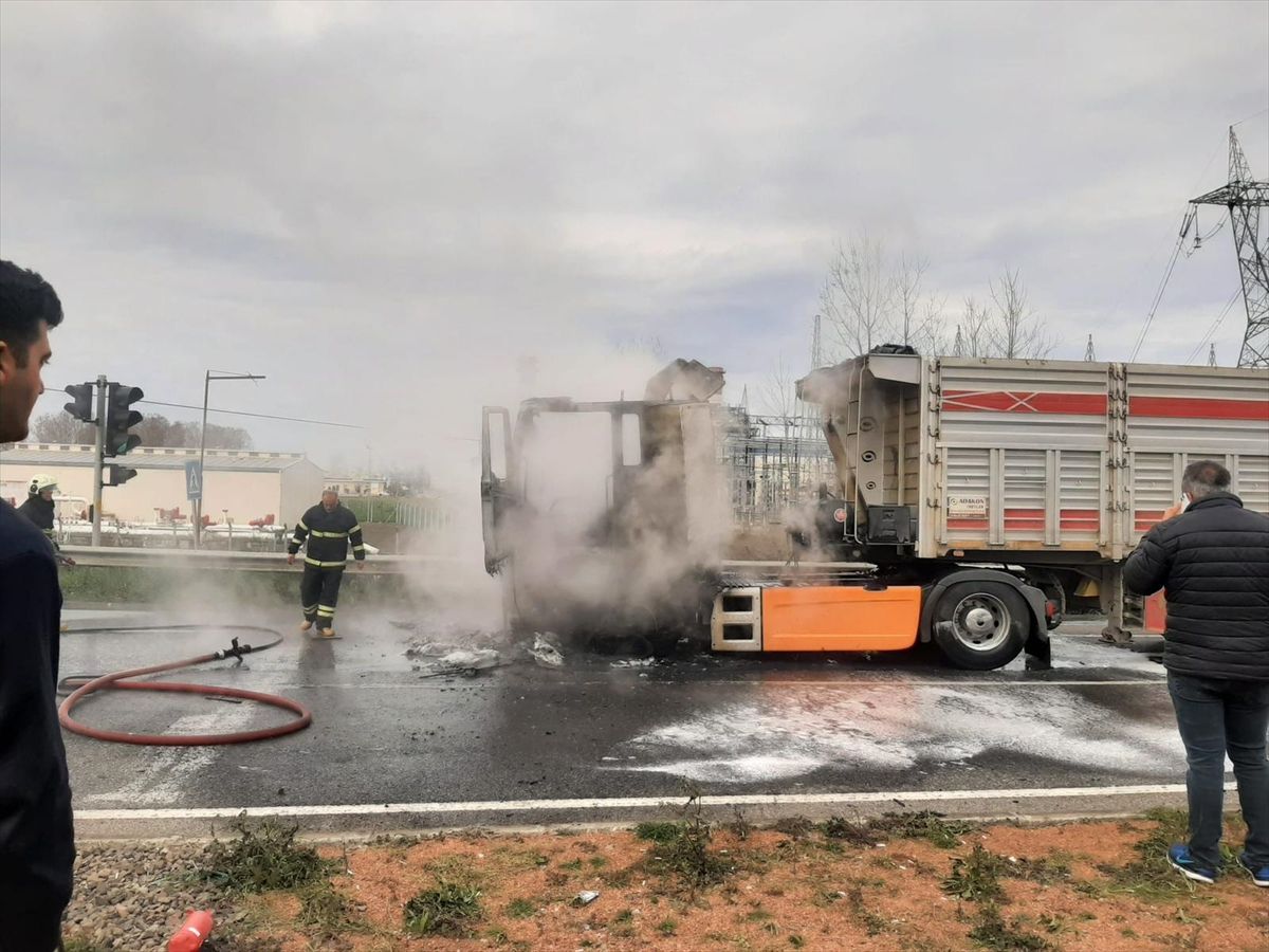 Terme'de seyir halindeki tırda çıkan yangın söndürüldü