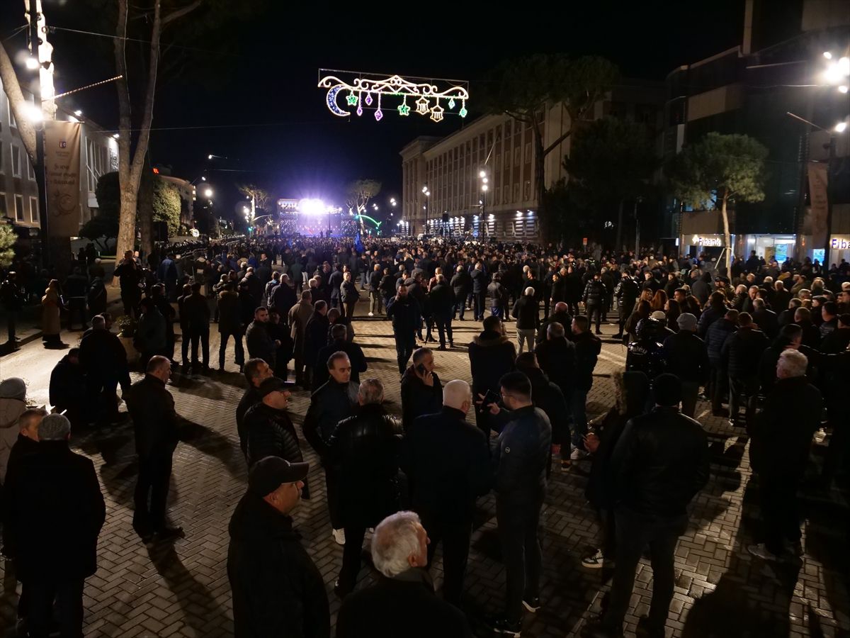 Tiran'da binlerce kişi Rama hükümetinin istifasını istedi