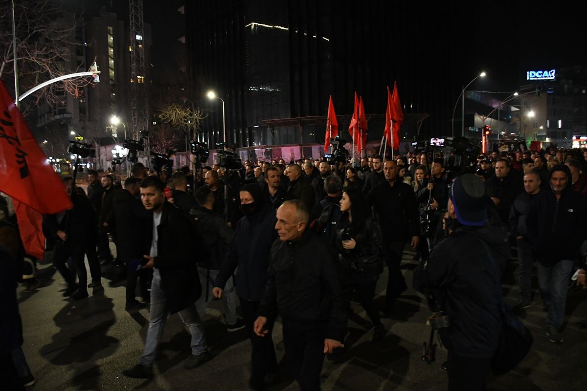 Tiran'da binlerce kişi Rama hükümetinin istifasını istedi