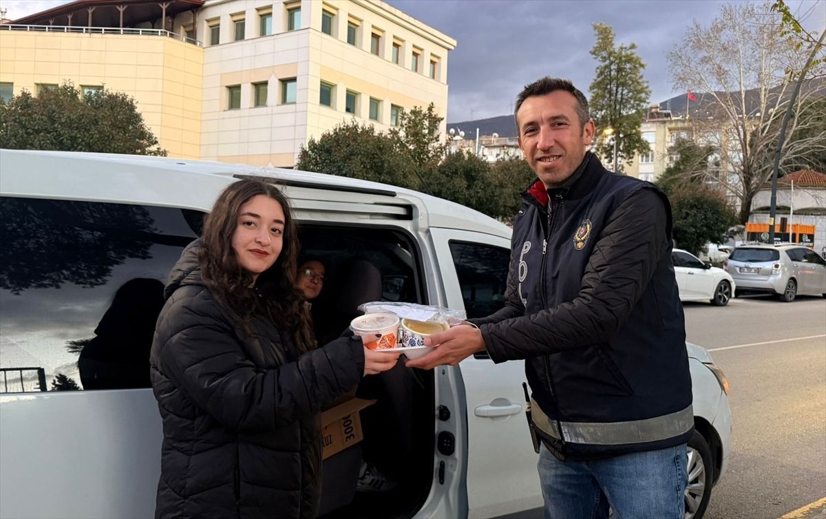 Tire'de lise öğrencilerinden emniyet personeline iftarlık