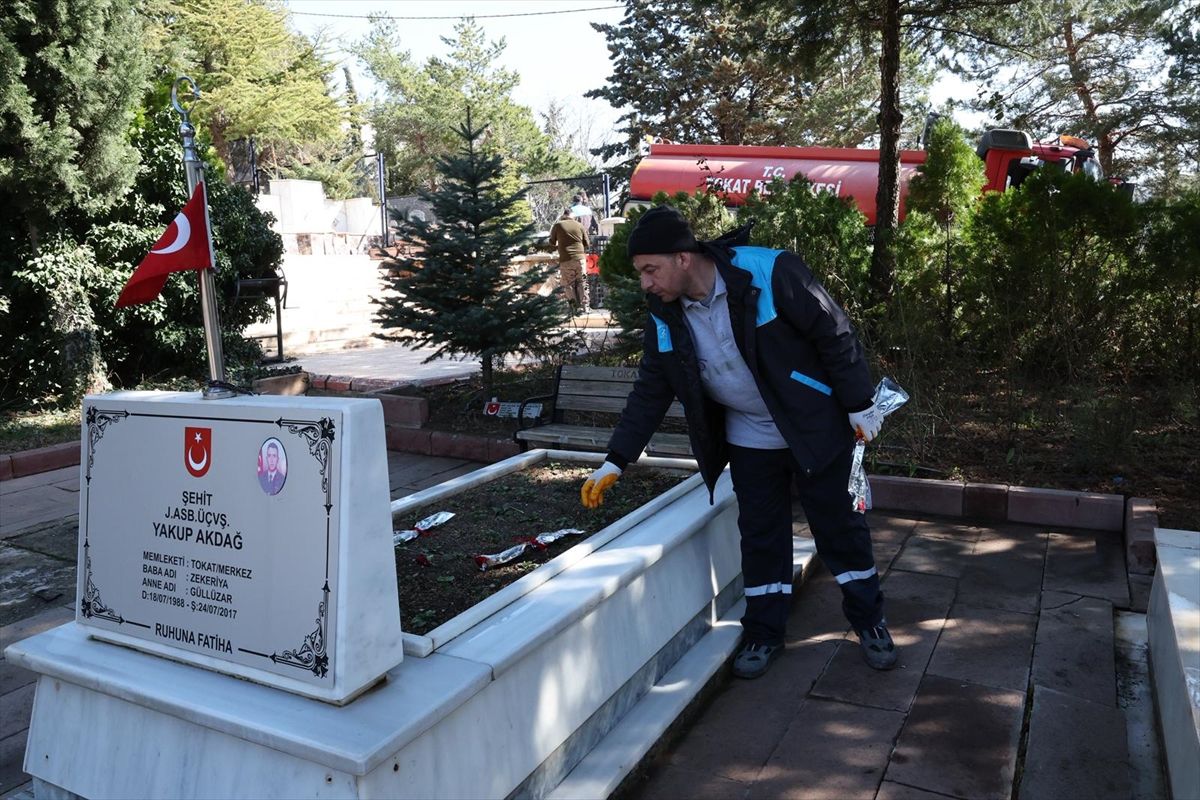 Tokat Belediyesi ekipleri mezarlıklarda bayram öncesi bakım çalışması yapıyor
