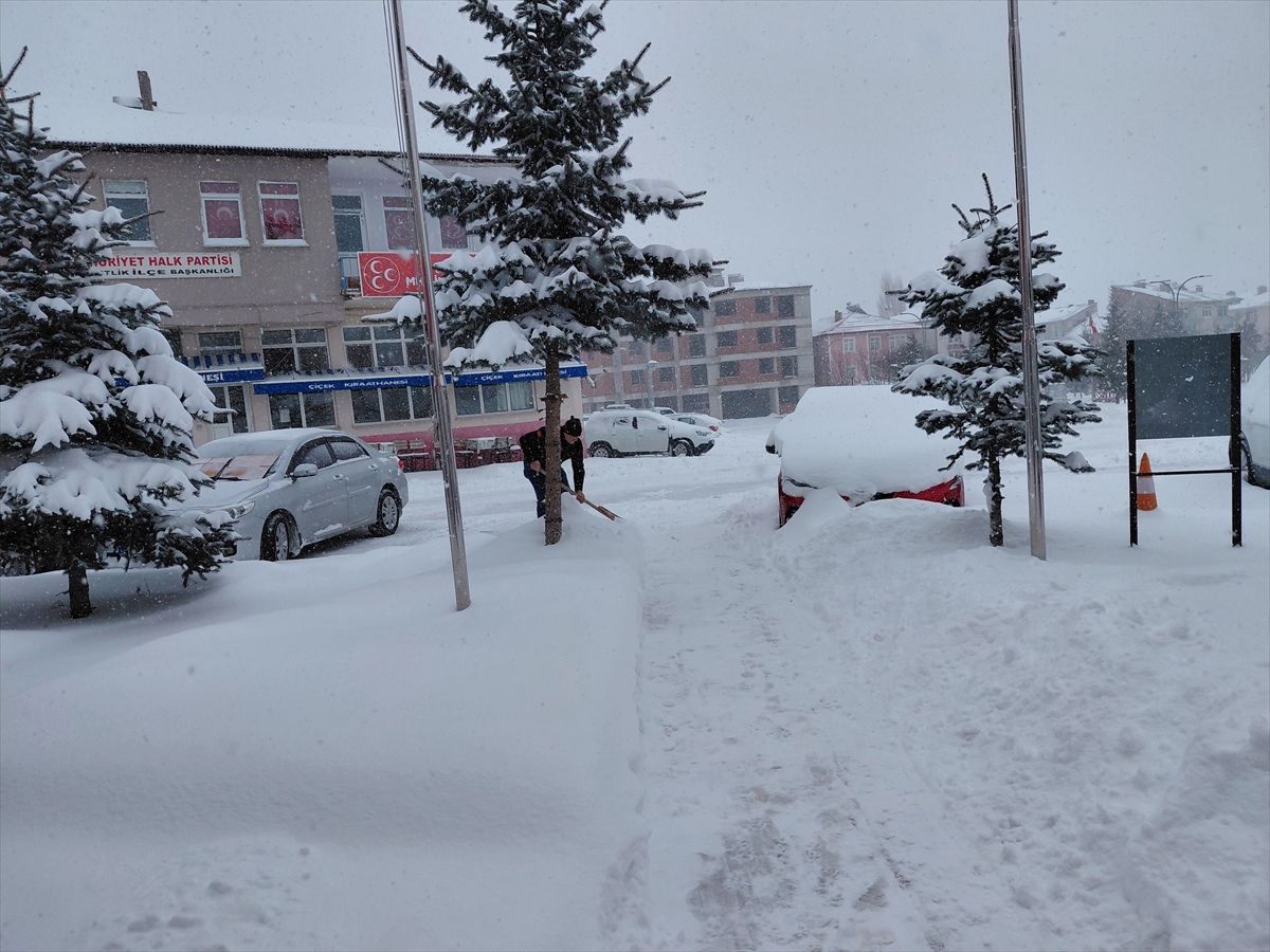 Tokat'ın ilçelerinde kar yağışı etkisini sürdürüyor