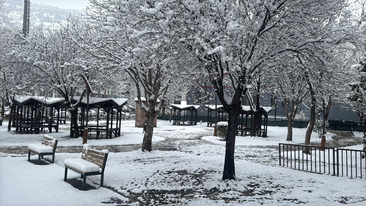 Tokat kent merkezinde kar yağışı devam ediyor