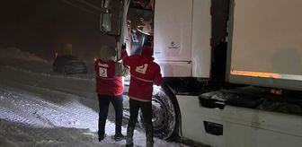 Tokat-Sivas kara yolunda kar nedeniyle yolda kalanlara AFAD ve Kızılay kumanya dağıttı