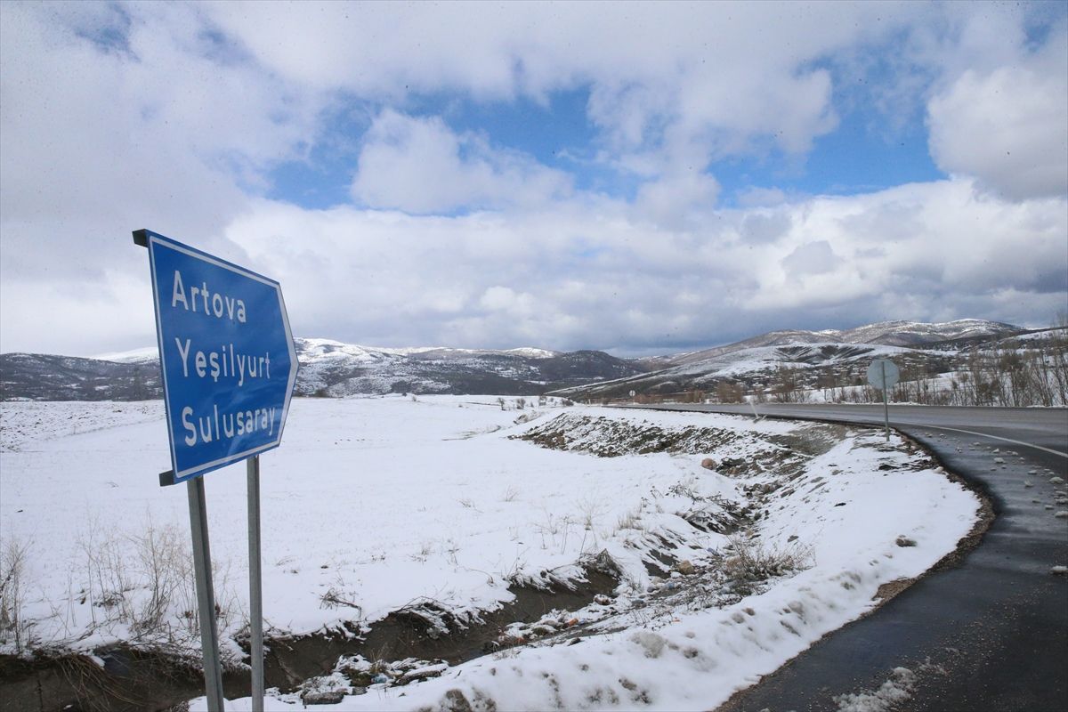 Tokat-Sivas kara yolunda kar yağışı etkili oluyor