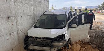 Tokat'ta beton duvara çarpan hafif ticari araçtaki 5 kişi yaralandı
