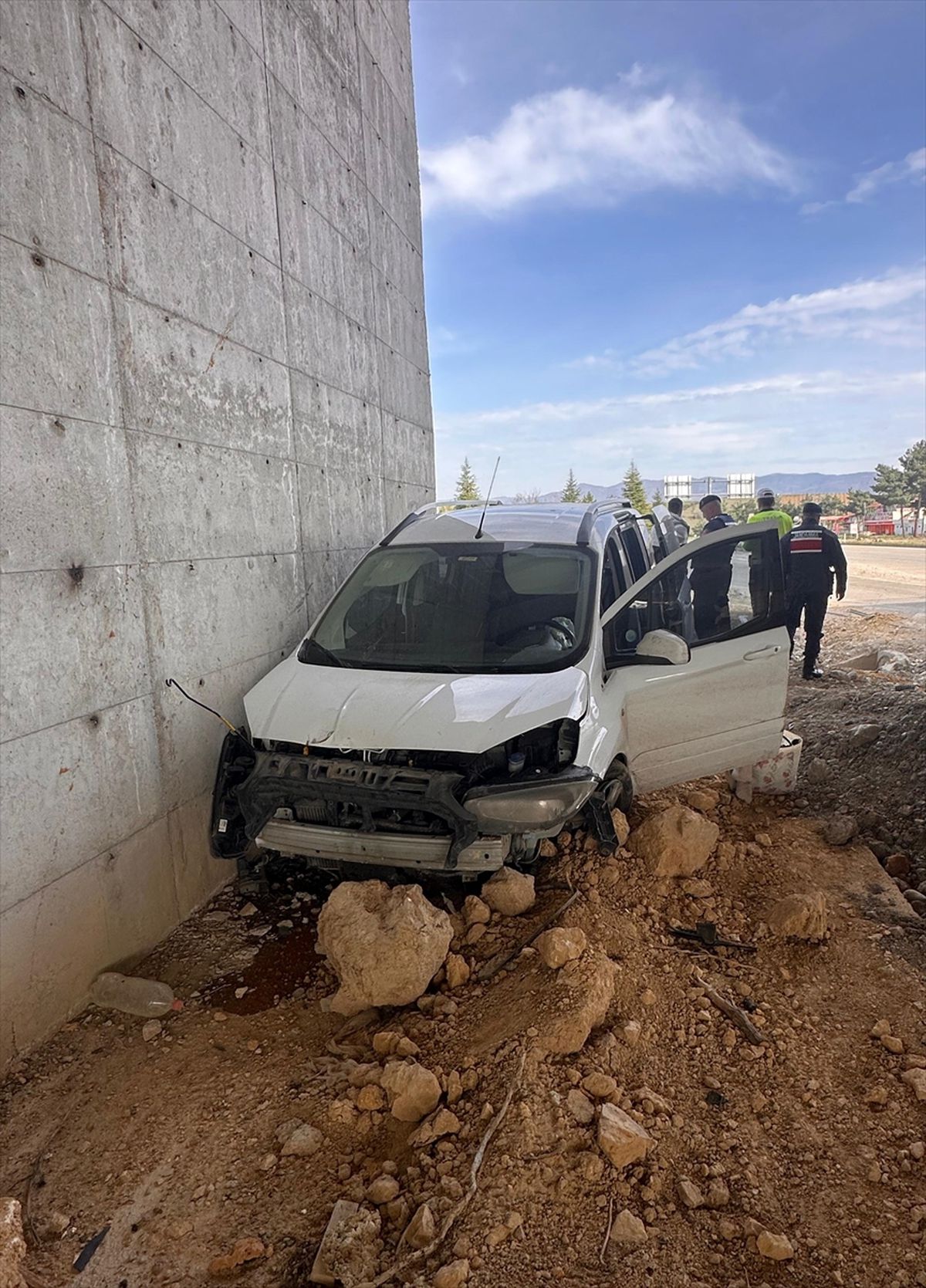 Tokat'ta beton duvara çarpan hafif ticari araçtaki 5 kişi yaralandı