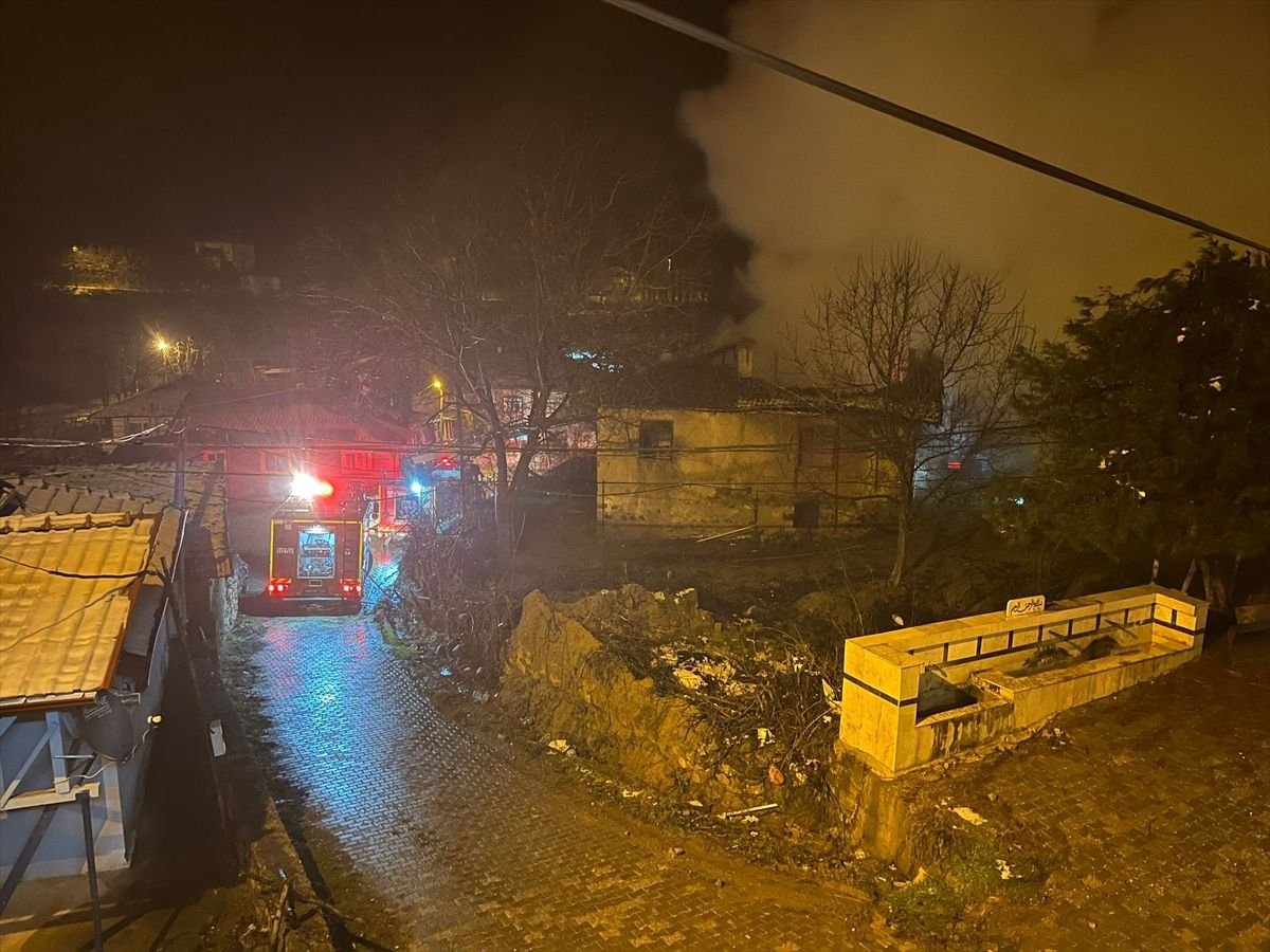 Tokat'ta çıkan yangında 2 katlı ev kullanılmaz hale geldi