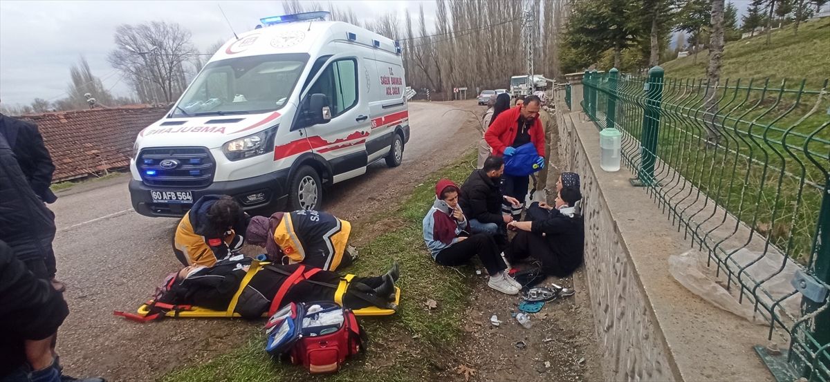 Tokat'ta elektrik direğine çarpan otomobildeki 4 kişi yaralandı