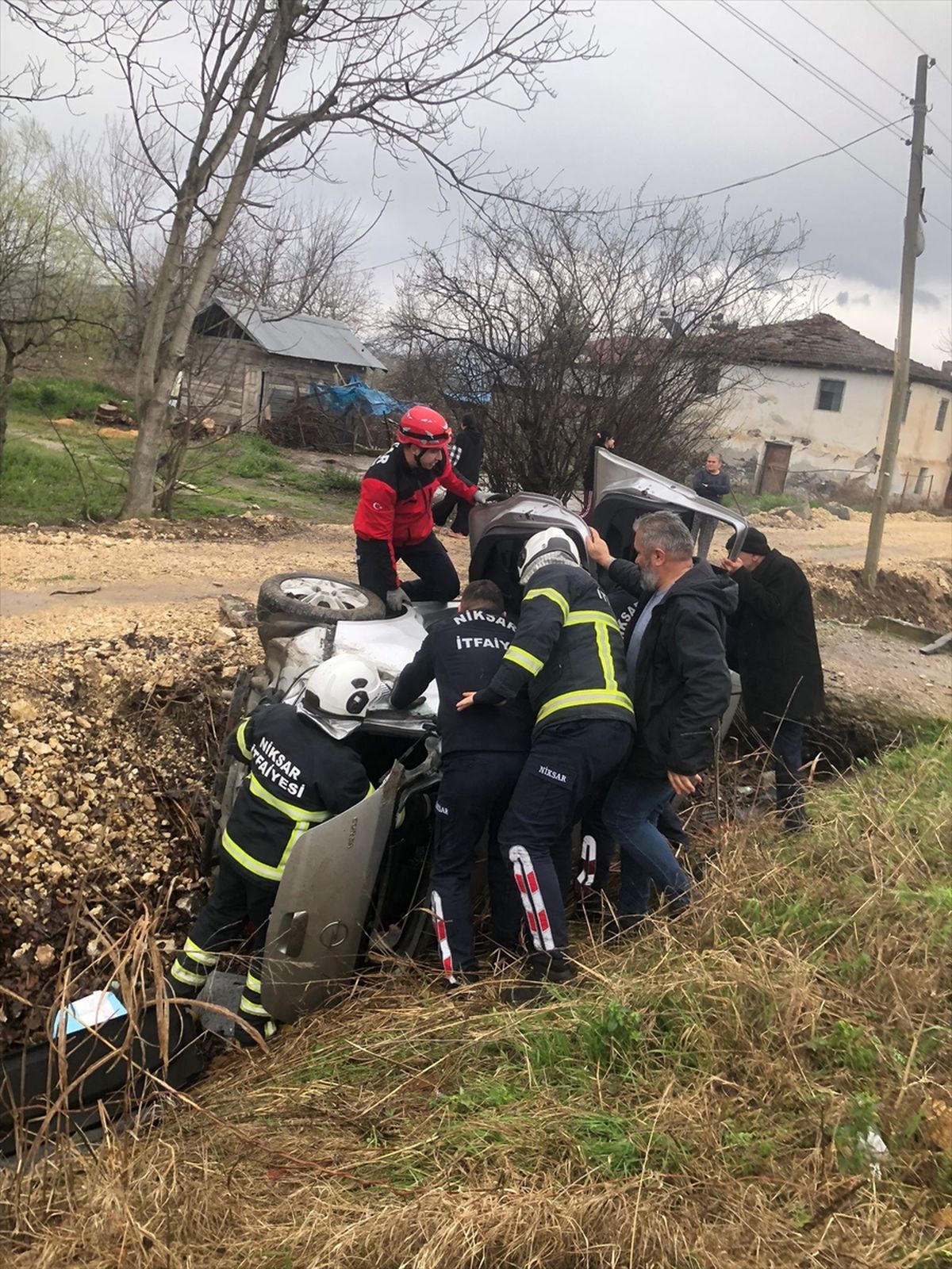 Tokat'ta kanala devrilen hafif ticari araçtaki 3 kişi yaralandı