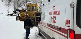 Tokat'ta kara saplanan ambulansı İl Özel İdaresi ekipleri kurtardı