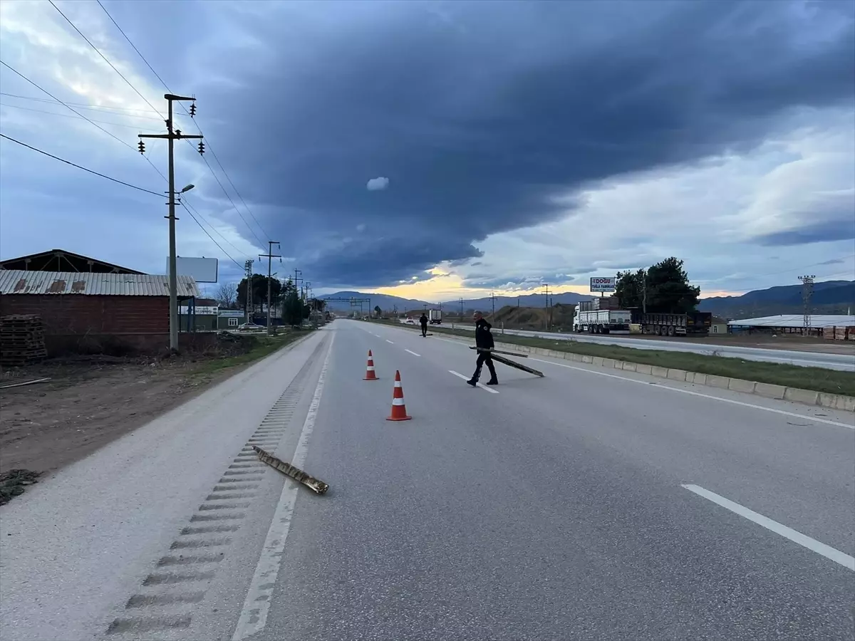 Tokat'ta şiddetli rüzgar fabrika çatısını uçurdu