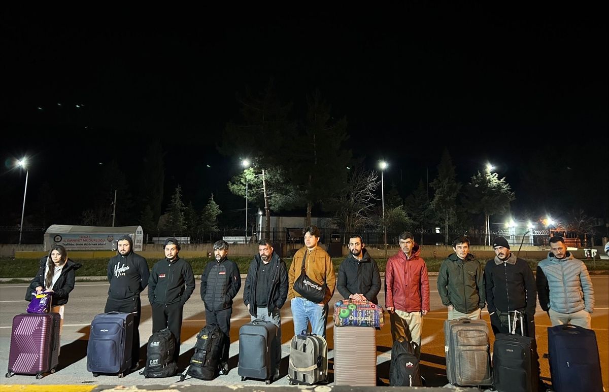 Tokat'ta yolcu otobüsünde 11 düzensiz göçmen yakalandı