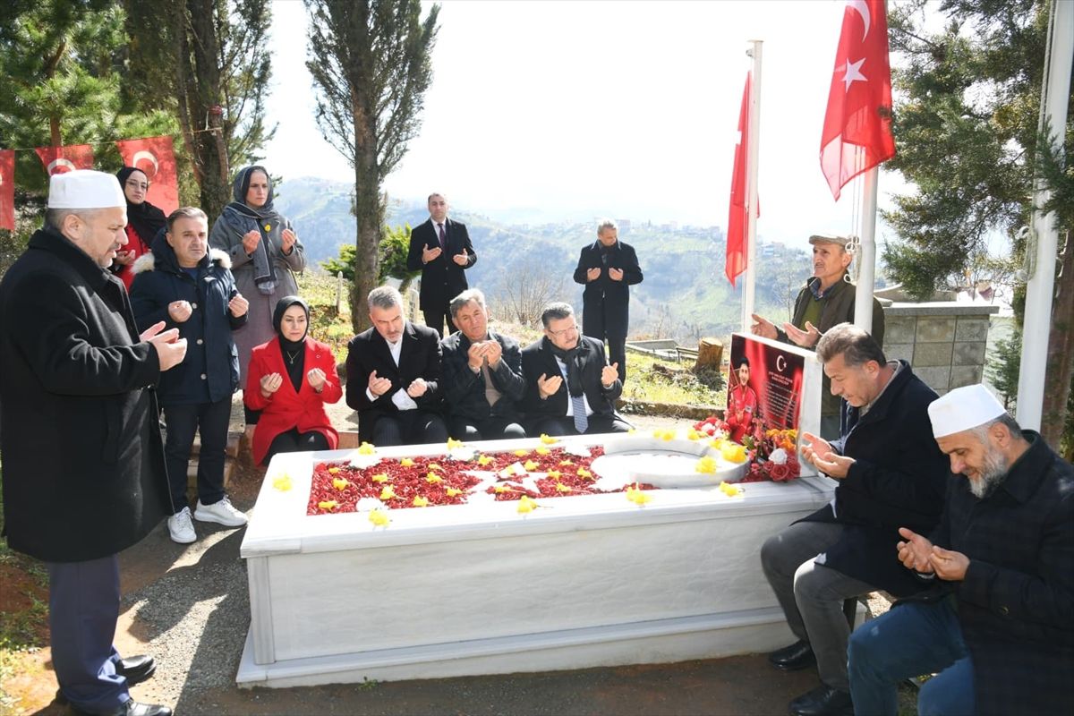 Trabzon Büyükşehir Belediye Başkanı Genç'ten şehit pilot Gençcelep'in mezarına ziyaret