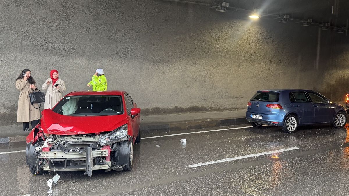 Trabzon'da devrilen otomobildeki 2 kişi yaralandı