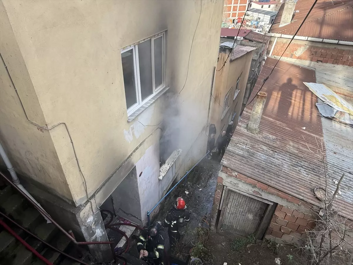 Trabzon'da evde çıkan yangında 3 kişi dumandan etkilendi