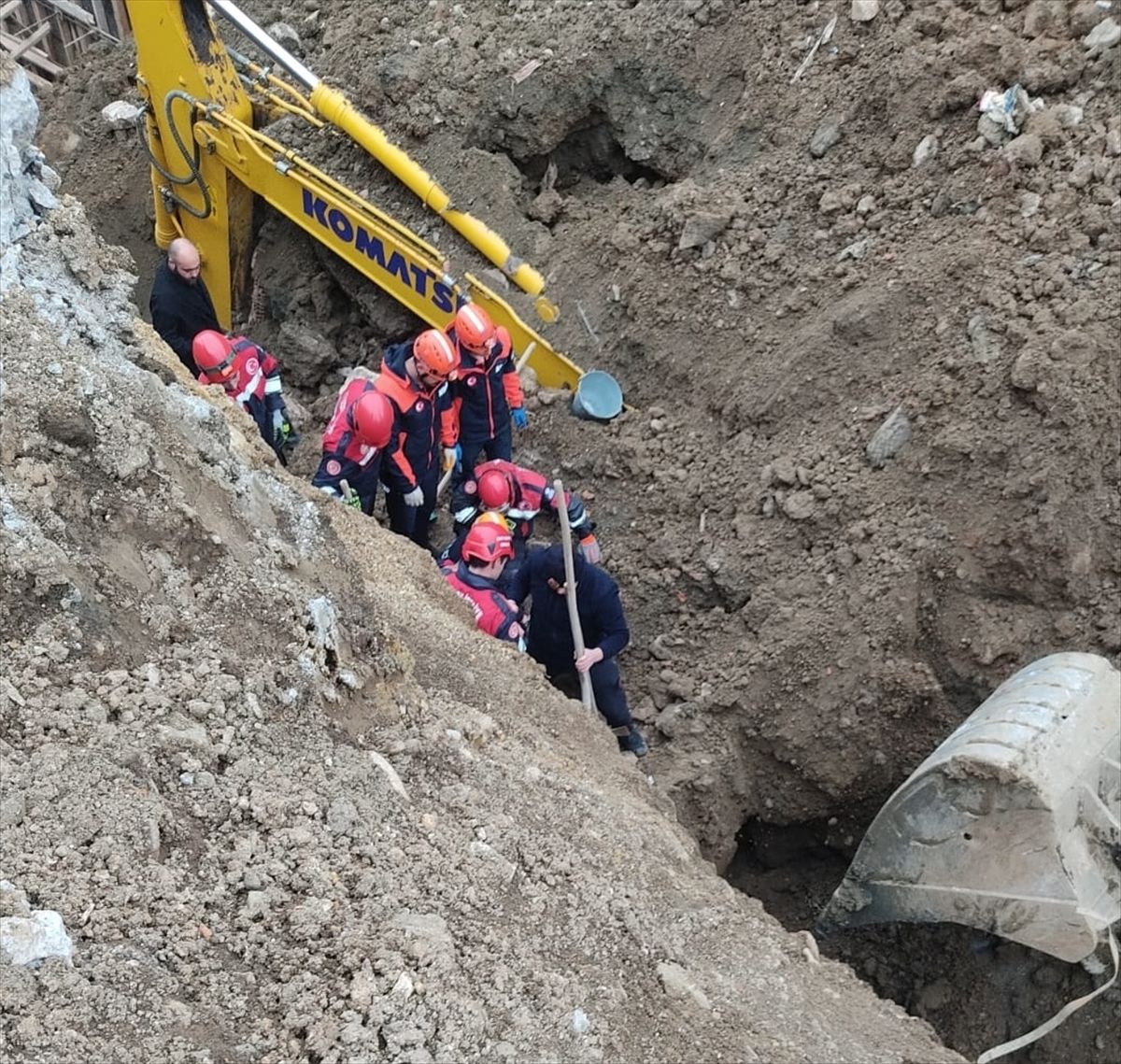 Trabzon'da göçük altında kalan iş makinesi operatörü kurtarıldı