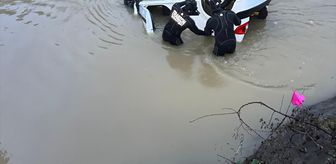 Trabzon'da göle devrilen otomobilin sürücüsü yaralandı