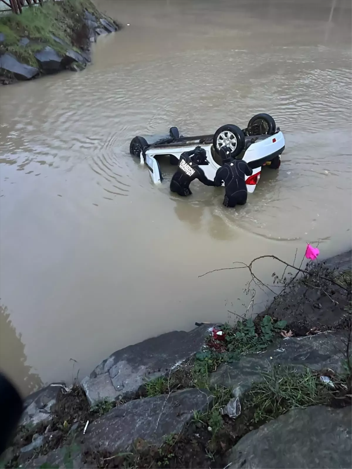 Trabzon'da göle devrilen otomobilin sürücüsü yaralandı