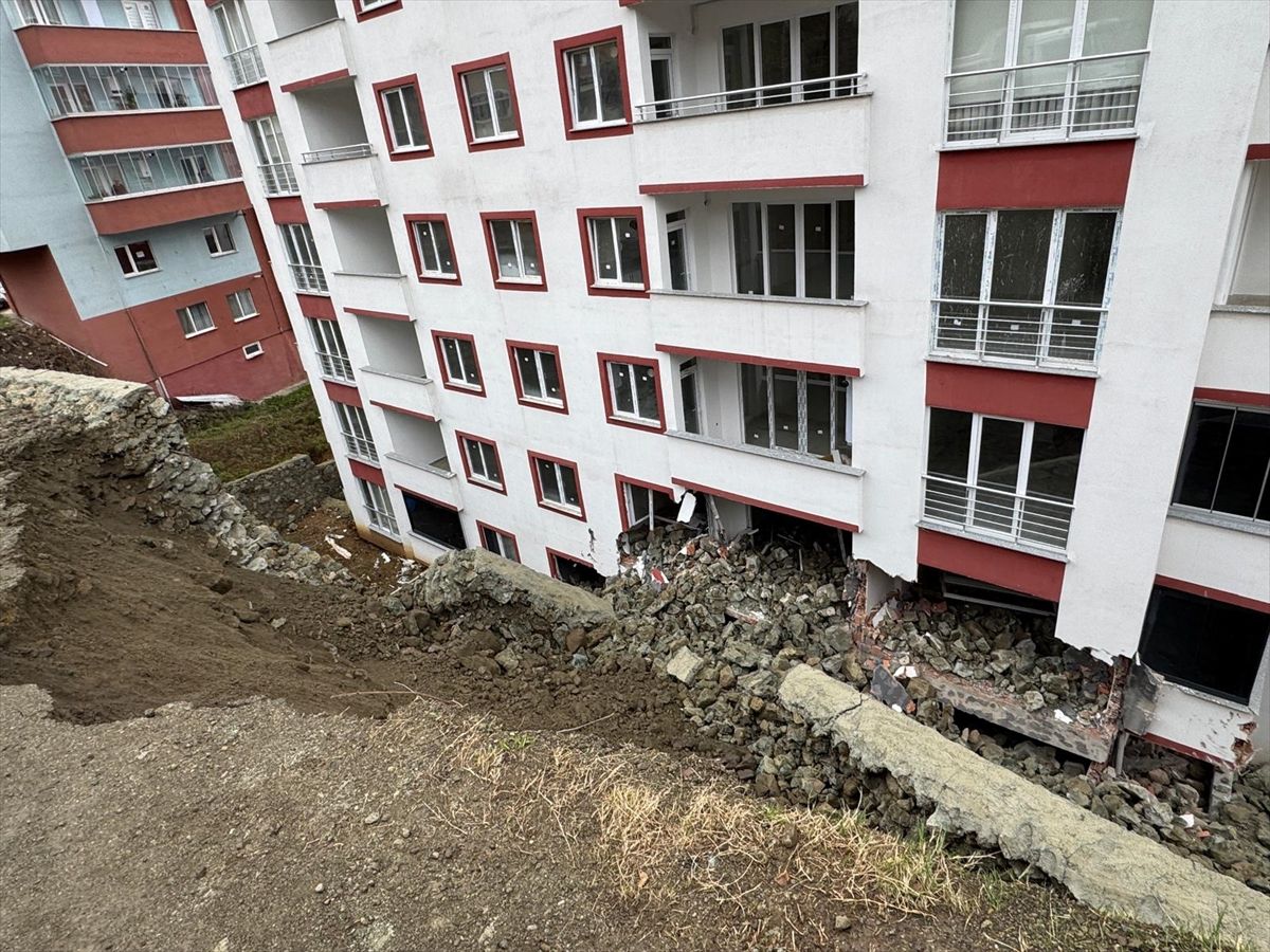 Trabzon'da istinat duvarının çökmesi sonucu bir bina zarar gördü