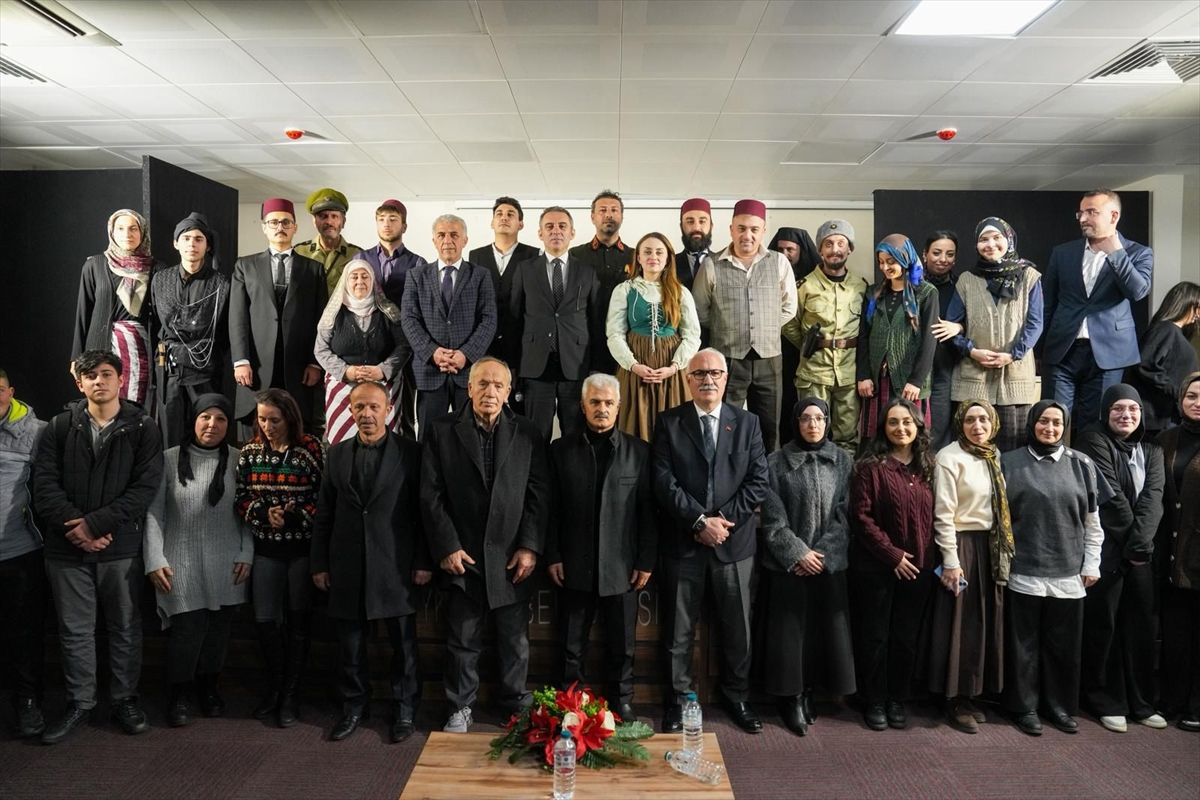 Trabzon'un bazı ilçelerinde "Trabzon'un Kayıp Yılları: Muhacirlik" oyunu sahnelendi