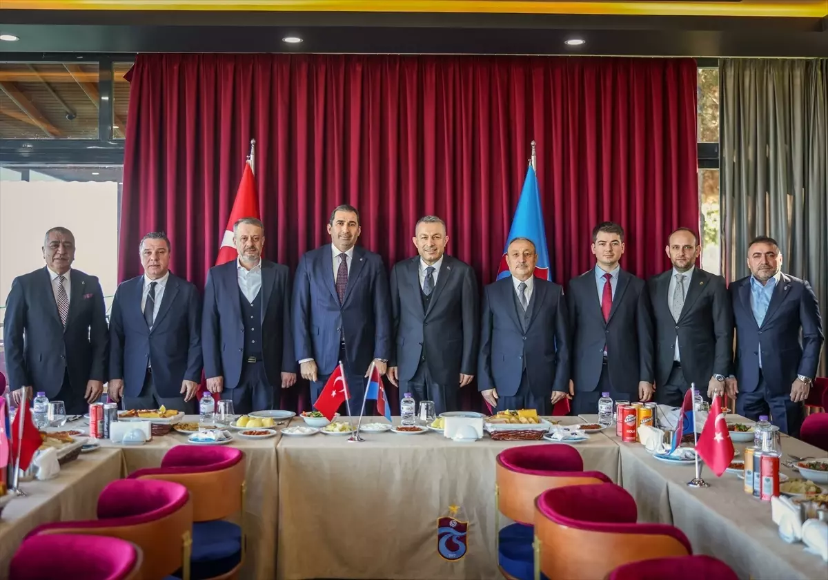Trabzon Valisi Şahin'den bordo-mavili kulübe ziyaret