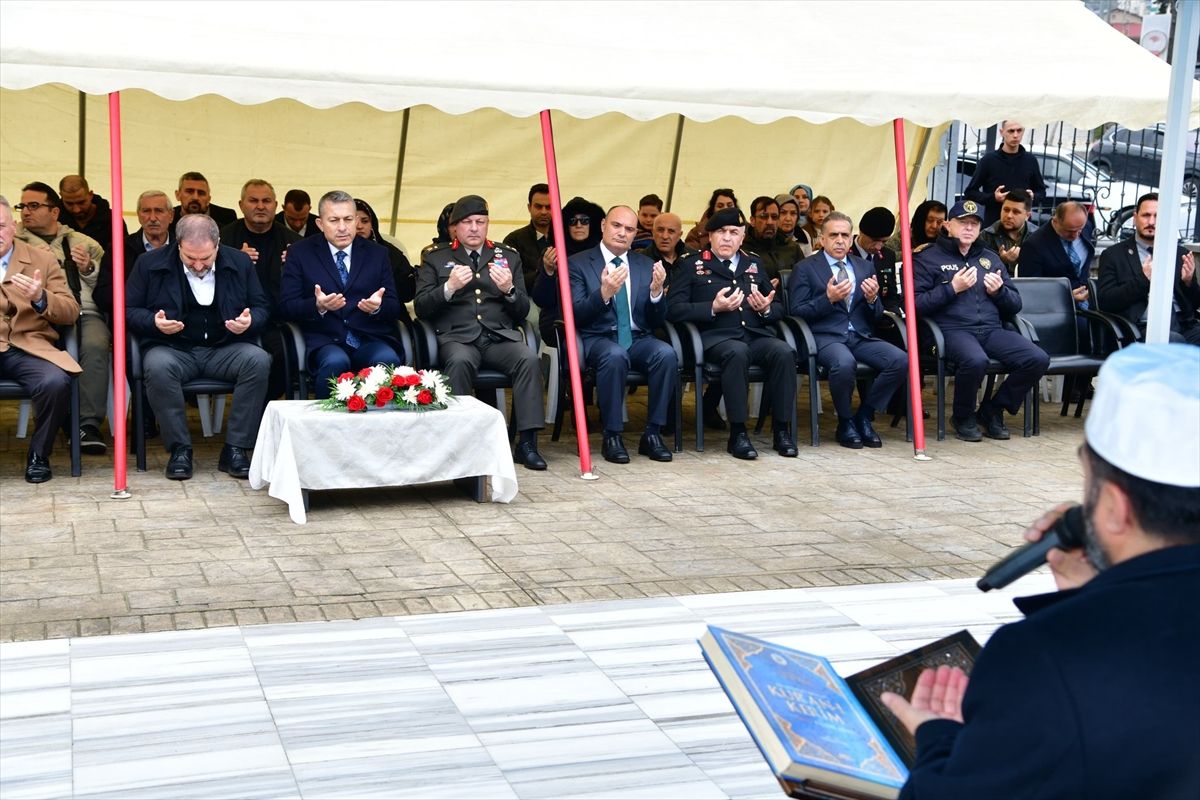 Vali Şahin Şehitliği Ziyaret Etti