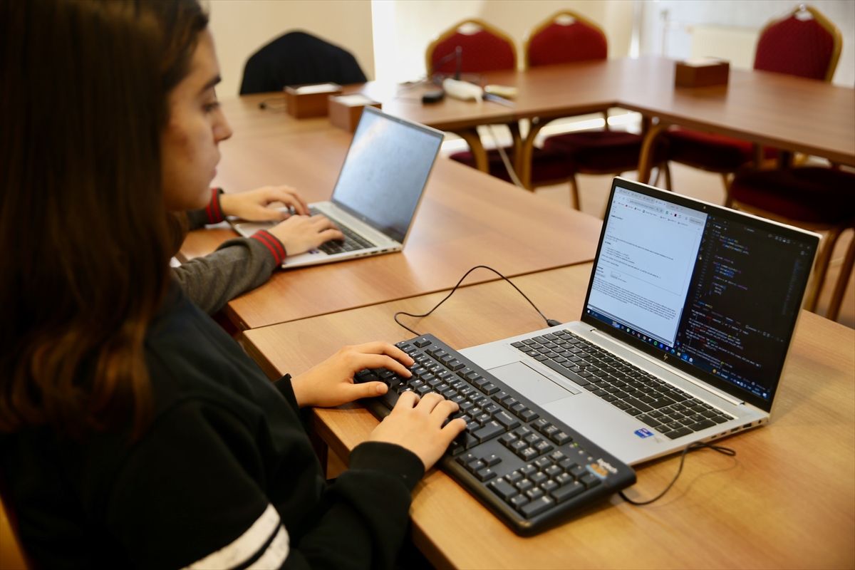 TÜBİTAK Fen Lisesi özel eğitim programlarıyla öğrencileri bilim olimpiyatlarına hazırlıyor
