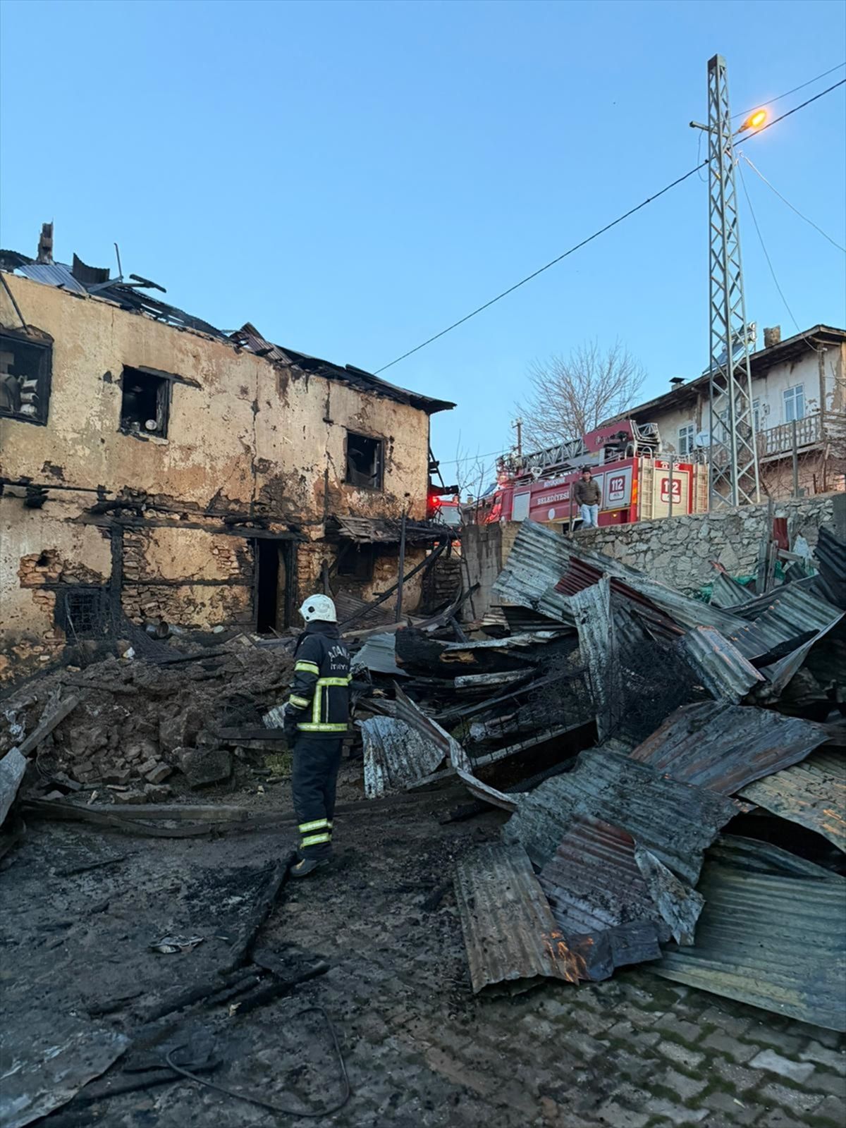 Tufanbeyli ilçesinde 2 katlı evde çıkan yangın söndürüldü
