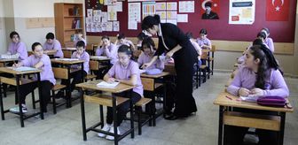 Tuğçe öğretmen öğrencilerine ders saati dışında gönüllü olarak matematik kursu veriyor