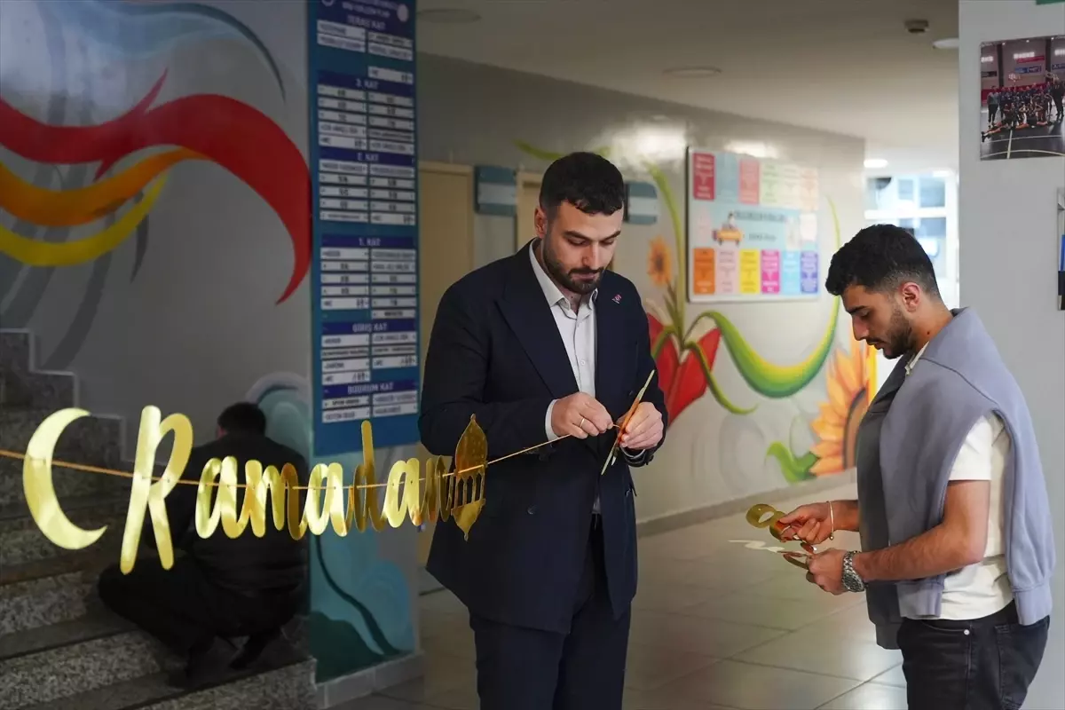 TÜGVA tarafından Kadıköy'de bir ortaokul ramazan için süslendi