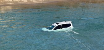 Tunceli'de köprüden Munzur Çayı'na düşen otomobilin sürücüsü kurtarıldı