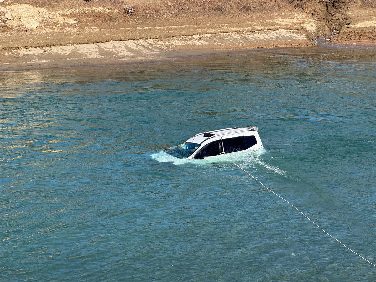 Tunceli'de köprüden Munzur Çayı'na düşen otomobilin sürücüsü kurtarıldı
