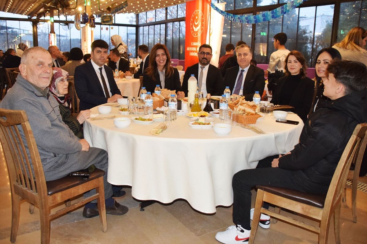 Turgutlu'da çocuklar ve huzurevi sakinleri iftarda buluştu